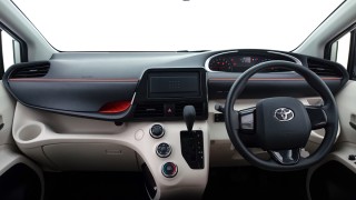 インテリアのデザインイメージは「Seamless Fun-ction」。誰もが運転しやすく、心地よく使えるような室内空間を目指したという。ガソリン車とハイブリッドではメーターが異なる