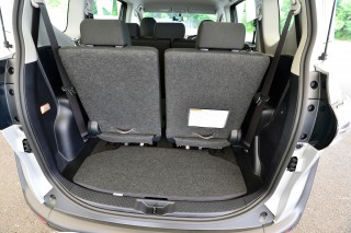 荷室寸法は1430mm(2列目シート、3列目シート格納時)、荷室幅1260mm、荷室高1085mmを確保。荷室フロア高は505mm(2WDの場合)。広大かつ、使いやすいラゲッジルーム