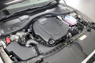 2.0TFSIに搭載の2L直列4気筒DOHCインタークーラーターボエンジン。最高出力252ps/最大トルク380N・mを発揮する