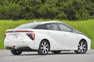 1850kgという重さからすると、ゼロ発進はかなりするどく感じる。高速も含め、日本の100km/hを上限とする速度域なら、これまで加速に不満を感じたことはない