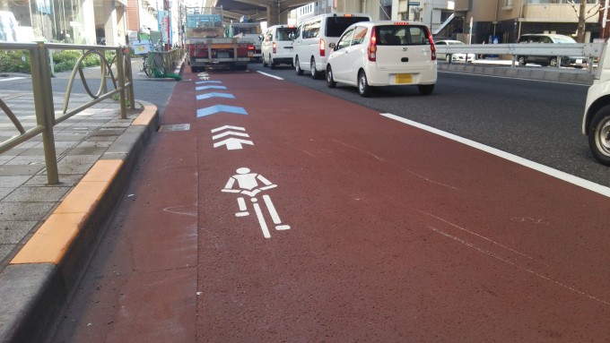 都内の路上に現れた自転車マークの不思議なラインはいったいナニ?