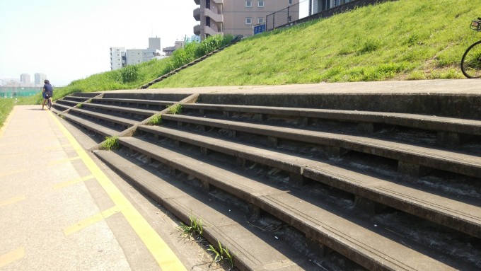 神奈川県川崎市の丸子橋の脇からコンクリート製の観客席の跡が残る(階段のように見えるが・・・)