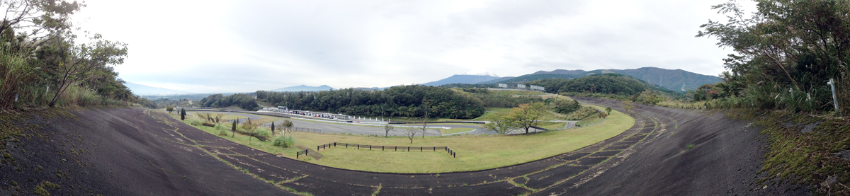 右手から進入し、左手へと走行する。当時は、ここをアクセル全開、200km/h超で走行していたわけだ