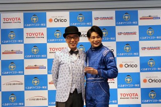 同時に開催された「日本べスト・カー・フレンド賞」授賞式で賞を受賞した平成ノブシコブシ吉村崇さん(右)と選考委員を務めたテリー伊藤さん(左)