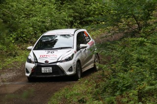 勝田貴元/石田裕一組のヴィッツGRMNターボ。シェイクダウンに近い状態での参戦だったが2位をゲット!