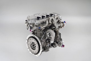 搭載エンジンは直噴1.6L直4ターボ。駆動方式は4WDだ