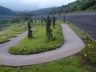 2005年のリニューアルで30度バンクの保存を決定。バンク内側は公園になっている