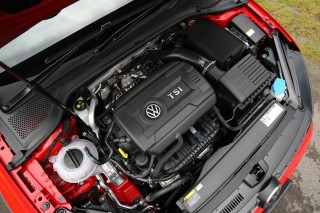 ゴルフシリーズ初となる1.8L直4ターボエンジンを搭載。1.4L直4ターボに比べ75ps&105N・mアップの180sp/280N・mを発生する。トランスミッションはより高トルクに対応できる湿式の6速DSGだ