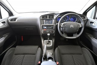 新意匠のデジタル+アナログメーターを採用。メーター発光色は白系から青系まで、5段階に調整が可能