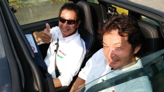 モデューロの開発アドバイザー・土屋圭市さん(左)とアクセスの開発総括・福田正剛さん(右)