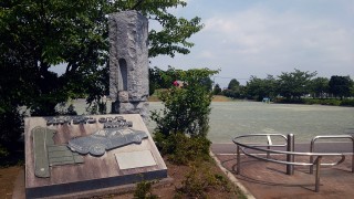 左の碑の下にあるマンホールのフタにプリンスマークが付いている