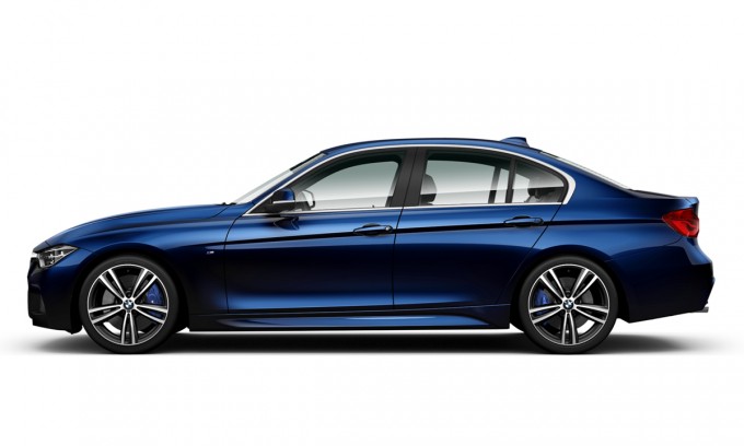 20台限定の340i 40th Anniversary Edition ボディ・カラー: タンザナイト・ブルー(BMW Individualボディ・カラー) BMW M Performanceブラック・キドニー・グリル 19インチMライト・アロイ・ホイール・ダブルスポーク・スタイリング442Mバイカラー(フェリック・グレー) (フロント)8Jx19ホイール+225/40R19タイヤ、 (リヤ)8.5Jx19ホイール+255/35R19タイヤ サテン・アルミニウム・ウィンドウ・モールディング ダコタ・レザー・シート: ブラック フロント・シート・ヒーティング(運転席&助手席) 専用BMW Individualピアノ・フィニッシュ・ブラック・インテリア・トリム/パール・グロス・クローム・ハイライト(専用レタリング&限定シリアル・ナンバー付) 専用BMW Individualレザー・フィニッシュ・ダッシュボード アダプティブMサスペンション Mスポーツ・ブレーキ BMWヘッドアップ・ディスプレイ レーン・チェンジ・ウォーニング Harman / Kardonサラウンド・サウンド・システム