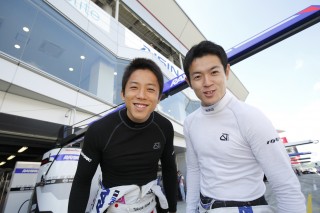 山本尚貴選手(左)と伊沢拓也選手(右)のサイン入りモデルカーだ
