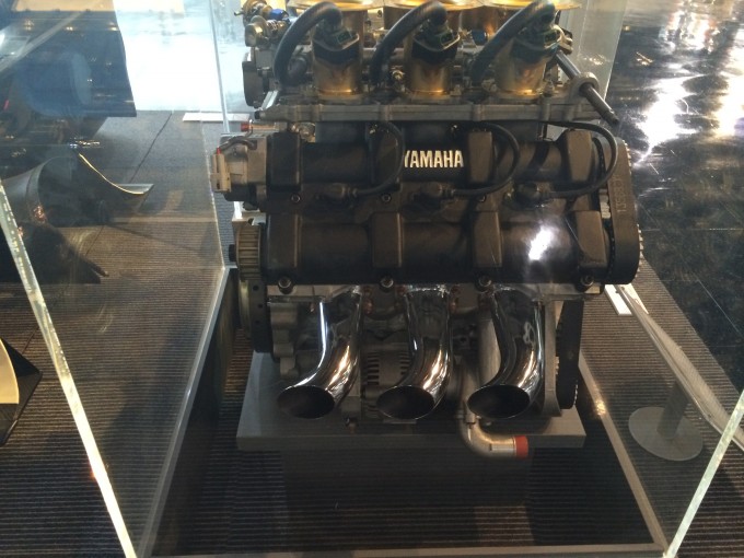 ?1984年12月にヤマハが突如アナウンスした全日本F2&GC用レーシングエンジン、OX66。2リッターV6の5バルブは330馬力を絞り出した。ユーザーが少なかったが、ホンダ勢を苦しめた。後にレギュレーションの改訂から3リッターV8の5バルブのOX77へと進化した