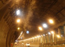 首都高速・山手トンネルに舞う謎の「霧」の正体は？