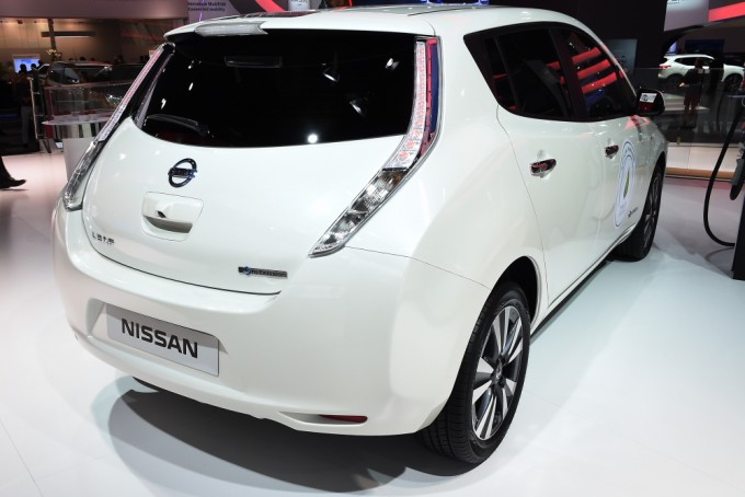 フランクフルトショー 航続距離が50キロ伸びた改良型リーフ初登場 自動車情報 ニュース Web Cartop フランクフルトショー 航続距離が50キロ伸びた改良型リーフ初登場 自動車情報 ニュース Web Cartop