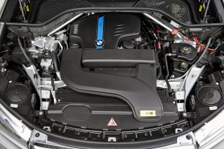 2L直4ターボは、180kW(245ps)/5000~6500rpm、最大トルク350N・m(35.7kgm)/1250~4800rpmを発揮。電気モーターは、最高出力83kW(113ps)/3170rpm、最大トルク250N・m。トランスミッションは8速ATで駆動方式は4WD