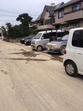 常総市のいたるところに水没・冠水した車両が山のように置き去りにされている。普通のクルマはもちろんだが、特にハイブリッド車と電気自動車はむやみに触ったりエンジンを掛けないようメーカーや役所から注意喚起されている