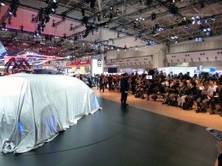 プレスカンファレンス直前のメルセデス・ベンツブース。警備員を立たせた物々しい雰囲気。と思いきや……