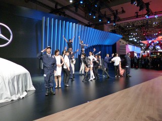 オープニングでダンサーたちが踊り出す。先ほどの警備員もじつはダンサーのひとりだったのだ!