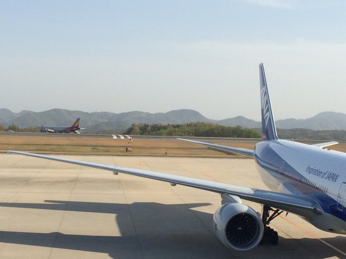 「日本一不便な主要空港」としてその名も高い広島空港。今年の4月14日には、アシアナ航空機が計器着陸装置アンテナをなぎ倒して着陸失敗事故を起こしたことで、その名を不動のものにしました。遠くに見えるのがアシアナ航空の飛行機（編集部撮影：2015年４月16日）だ。