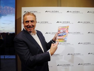 アルカンターラ社 会長兼CEOのアンドレア・ボラーニョ氏。2004年同社の社長に就任した。会見後にはCARトップ本誌をもっての記念撮影にも気軽に応じてくれた陽気なイタリアンだ