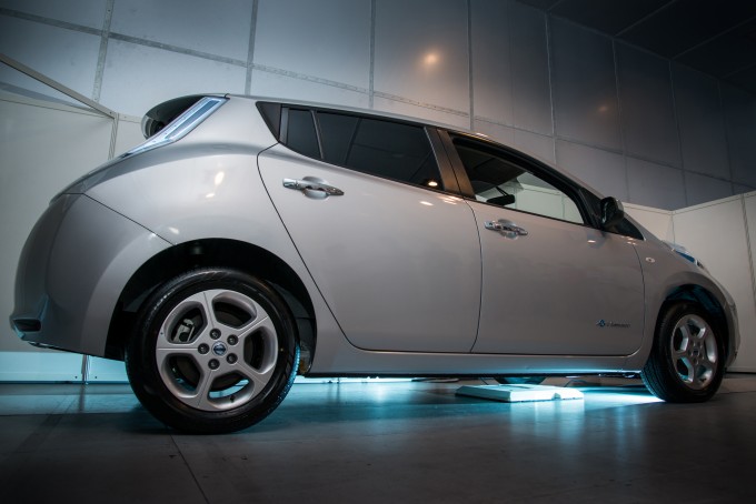 駐車中するだけで充電が可能になる、非接触充電も開発中