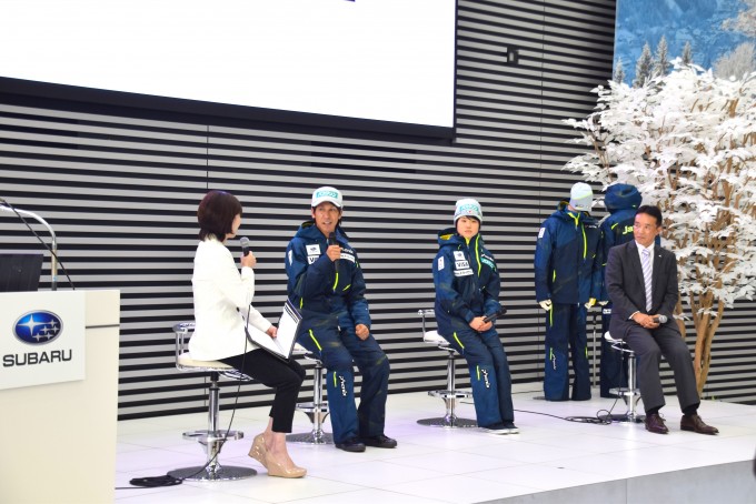 記者会見に続いて、元フィギュアスケート選手の八木沼純子さんをMCに迎え、葛西紀明選手、伊藤有希選手、そして富士重工・スバルネクストストーリー推進室長の小島 敦さんを交えての楽しいトークショーも行なわれた
