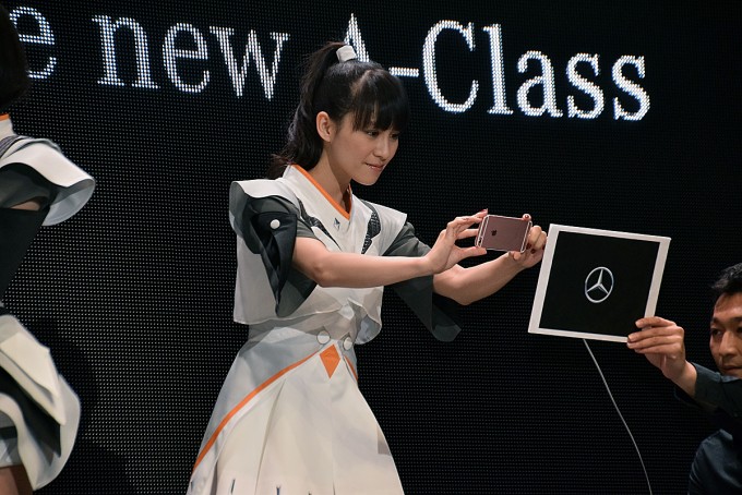 あ〜ちゃんがiPhoneアプリを体験。動画は65万通りということで、会場で見た動画の振り付けも「初めて見た!」とおおはしゃぎ