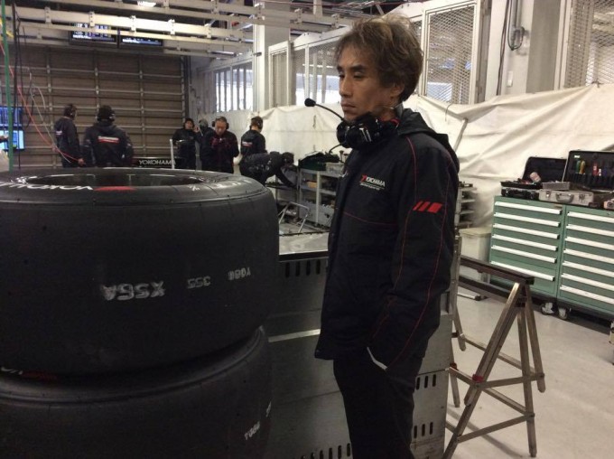 ヨコハマ・モータースポーツ・インターナショナル 開発本部 本部長 秋山一郎さん。めまぐるしく変わるコンディションやタイムなどを注意深く見守っていた