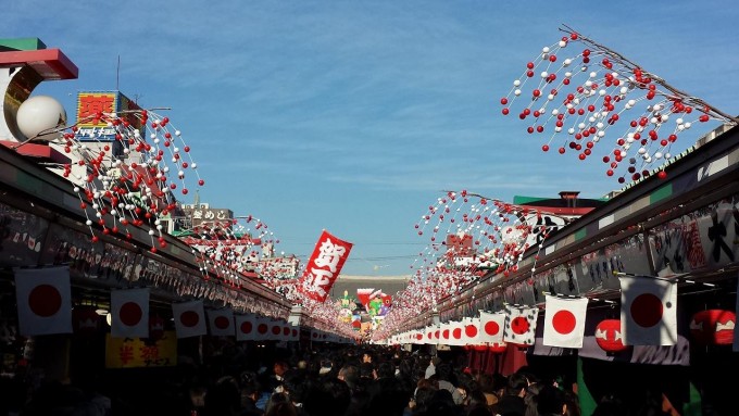 三ヶ日はいずれも晴天で、コートが要らないくらいの気温になりました。仲見世通りは大変な人混みです