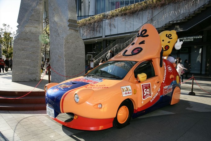 おなじみ 亀田の柿の種 のキャラバンカーが斜め上すぎで話題に 自動車情報 ニュース Web Cartop