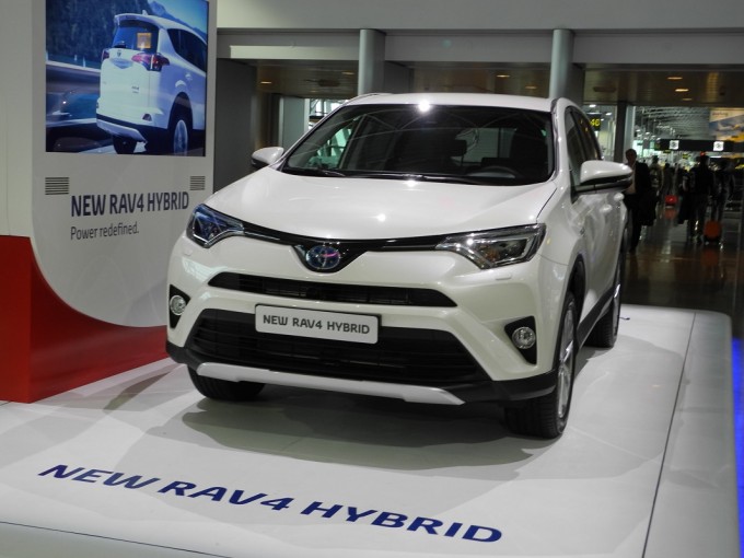トヨタ新型RAV4ハイブリッドのカッコ良さにドッキリ 自動車情報