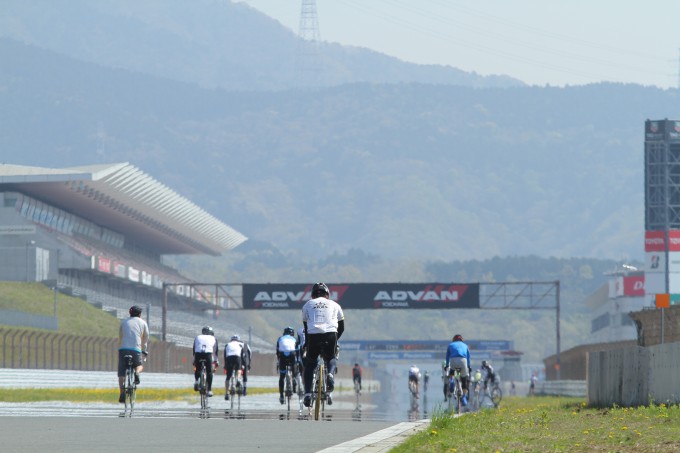 国際レーシングコースの富士スピードウェイを自転車で疾走！