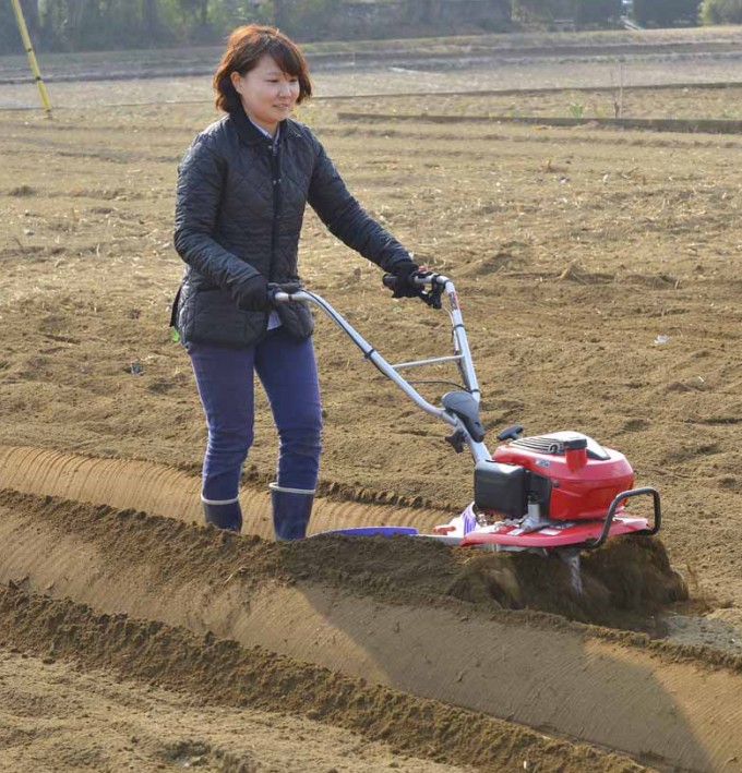 ●耕耘機にアタッチメントを取り付けることで畝（うね）も思いのまま。種を蒔く場所の土を細長く直線状に盛り上げていくことができる