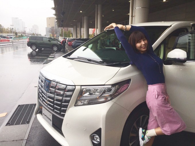 グラドルかえちゃんコラム おっきなミニバン アルファードに乗って驚きましたっ 自動車情報 ニュース Web Cartop グラドルかえちゃんコラム おっきなミニバン アルファードに乗って驚きましたっ 自動車情報 ニュース Web Cartop