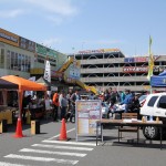 【画像】横浜イエローハットに日米のパトカーがコラボレーション展示！ 〜 画像1