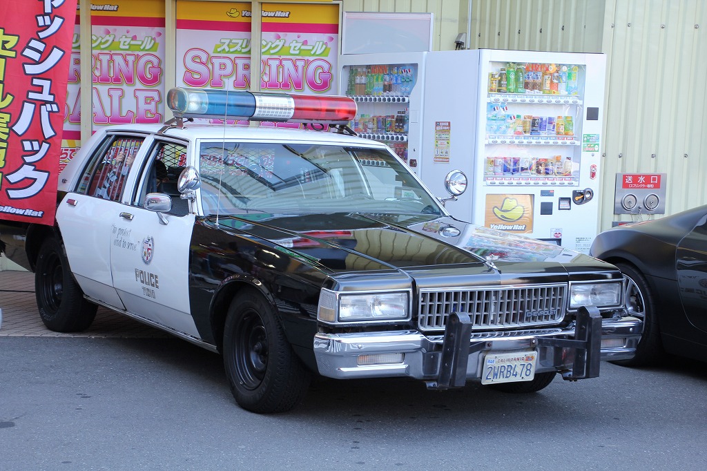 横浜イエローハットに日米のパトカーがコラボレーション展示 自動車情報 ニュース Web Cartop