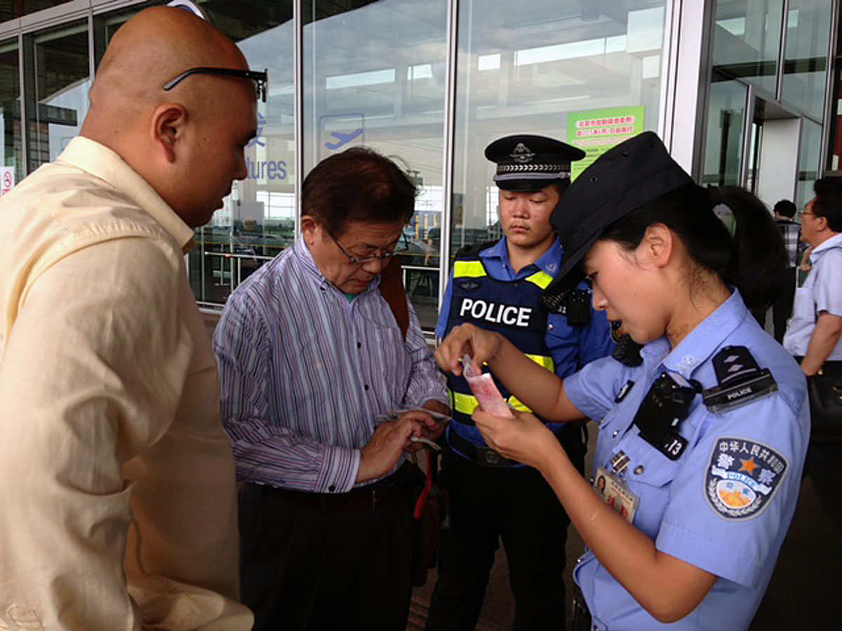 あわや逮捕 中国のev取材で偽札事件に巻き込まれる 自動車情報 ニュース Web Cartop あわや逮捕 中国のev取材で偽札事件に巻き込まれる 自動車情報 ニュース Web Cartop
