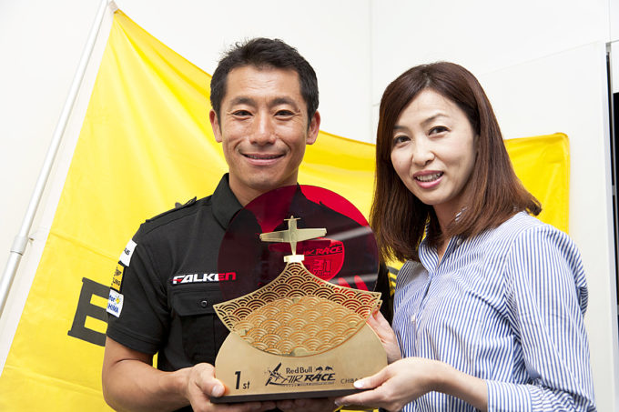 【美人自動車評論家】吉田由美のエアレース日本戦優勝者「室屋義秀選手」インタビュー!