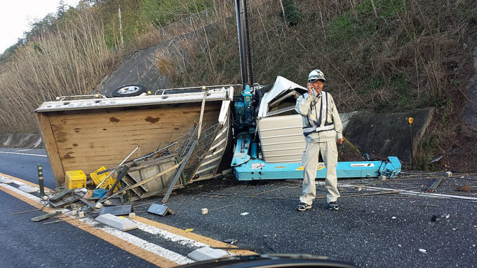 画像ギャラリー まさかの直ドリか 直線道路に横たわるトラック事故を目撃 画像1 自動車情報 ニュース Web Cartop