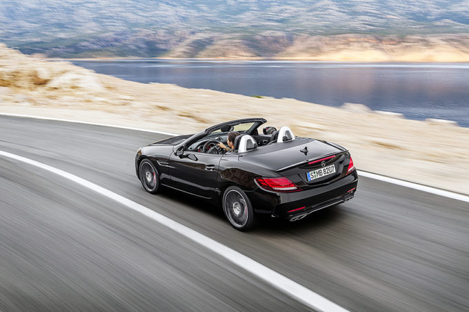 Mercedes-AMG SLC 43; Exterieur: obsidianschwarz; Interieur: Leder Nappa exklusiv mit roter Ziernaht; Kraftstoffverbrauch kombiniert (l/100 km): 7,8, CO2-Emissionen kombiniert (g/km): 178