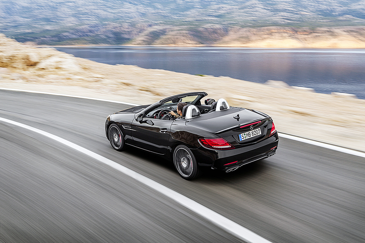 Mercedes-AMG SLC 43; Exterieur: obsidianschwarz; Interieur: Leder Nappa exklusiv mit roter Ziernaht; Kraftstoffverbrauch kombiniert (l/100 km): 7,8, CO2-Emissionen kombiniert (g/km): 178 〜 画像1