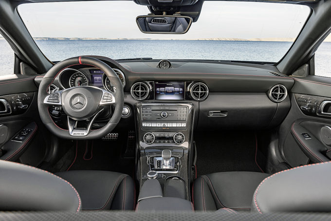 Mercedes-AMG SLC 43; Exterieur: obsidianschwarz; Interieur: Leder Nappa exklusiv mit roter Ziernaht; Kraftstoffverbrauch kombiniert (l/100 km): 7,8, CO2-Emissionen kombiniert (g/km): 178
