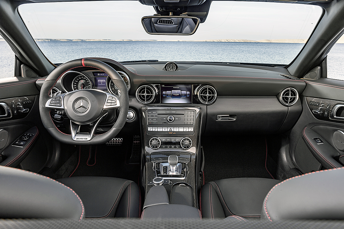 Mercedes-AMG SLC 43; Exterieur: obsidianschwarz; Interieur: Leder Nappa exklusiv mit roter Ziernaht; Kraftstoffverbrauch kombiniert (l/100 km): 7,8, CO2-Emissionen kombiniert (g/km): 178 〜 画像6