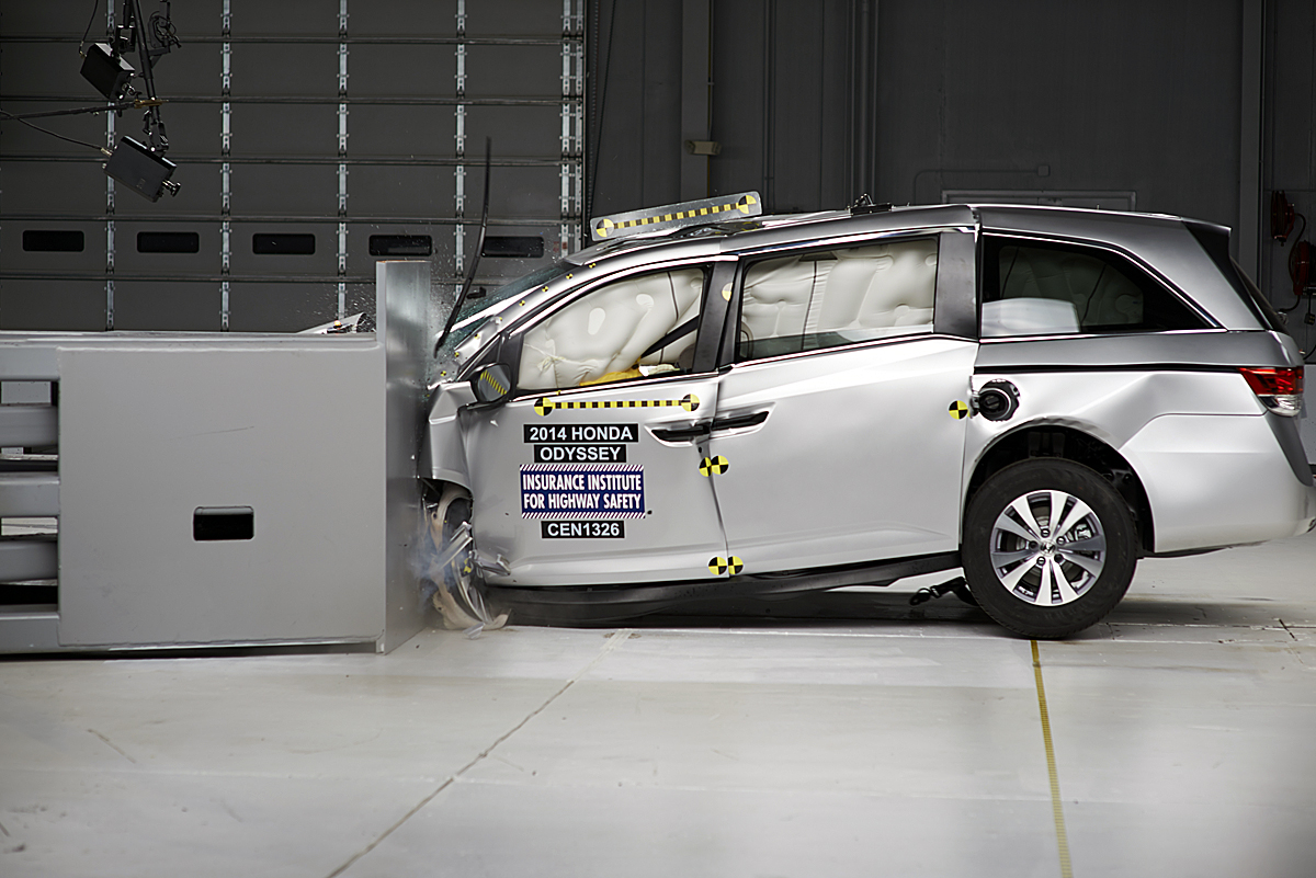 The 2014 Honda Odyssey is tested during the Insurance Institute for Highway Safety's small overlap frontal crash test. Photo courtesy of the Insurance Institute for Highway Safety. 〜 画像3