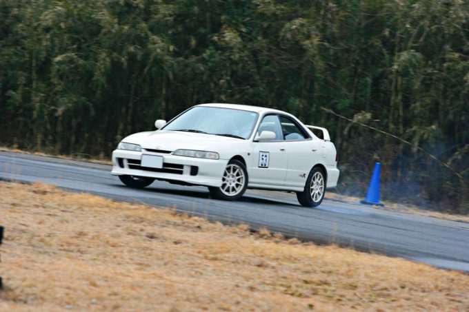 意外と知らない なぜリヤよりもフロントタイヤが太い市販車はないのか 自動車情報 ニュース Web Cartop 意外と知らない なぜリヤよりもフロントタイヤが太い市販車はないのか 自動車情報 ニュース Web Cartop
