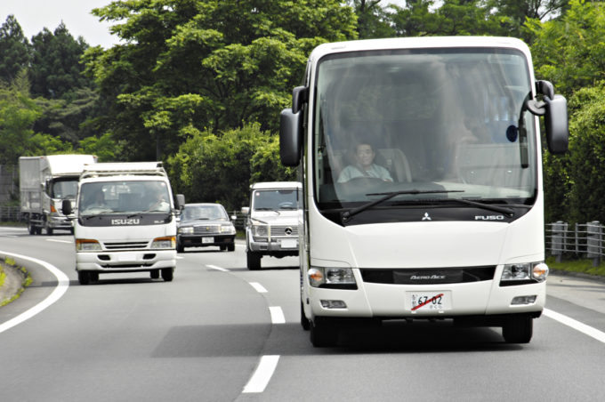 【疑問】大型トラックに義務化の速度リミッターが大型バスに義務化されない理由とは?