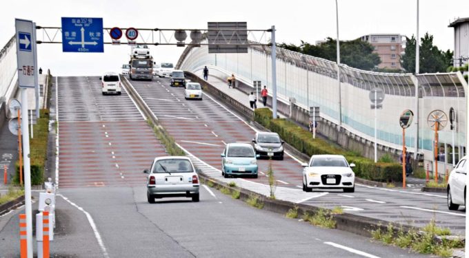 ゼブラゾーンへの進入は違反 右折レーン手前にある斜線の意味とは 自動車情報 ニュース Web Cartop