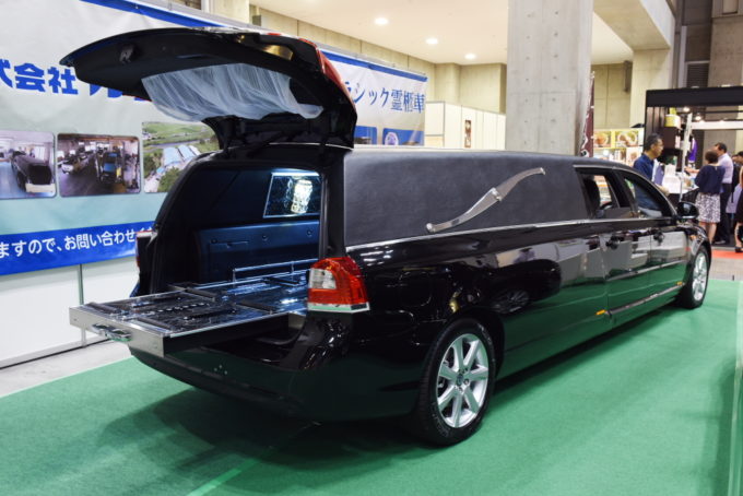 画像ギャラリー ミツオカが作ったヴェルファイアベースの霊柩車の実車を確認 画像9 自動車情報 ニュース Web Cartop 画像ギャラリー ミツオカが作ったヴェルファイアベースの霊柩車の実車を確認 画像9 自動車情報 ニュース Web Cartop